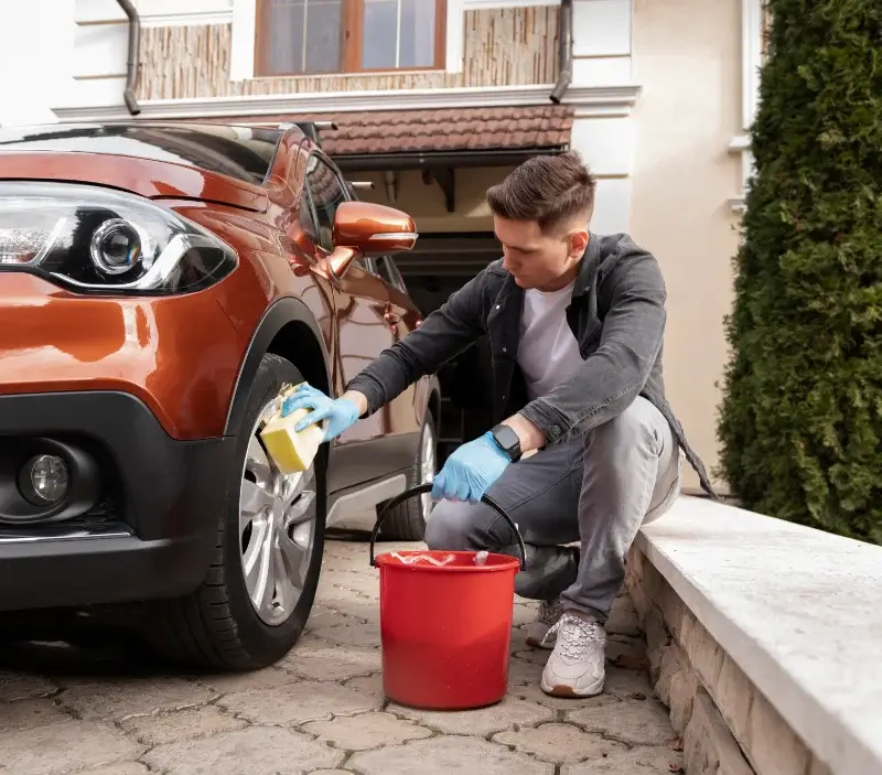 Lavage auto à domicile Le Perthus : professionnel intervenant sur un véhicule